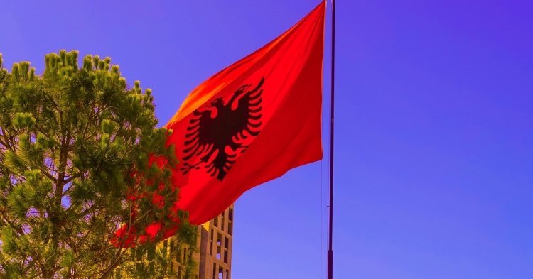 Gauche et droite au coude-à-coude en Albanie