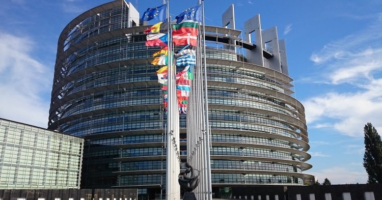 Parlament vor Präsident