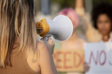 Italie : l'extrême-droite permet aux militants anti-IVG d'entrer dans les cliniques