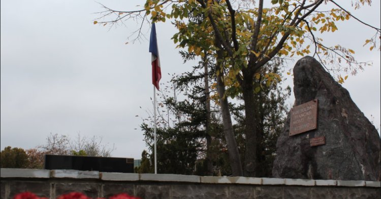 Amitié en construction : Billet d'humeur sur les relations franco-kosovares