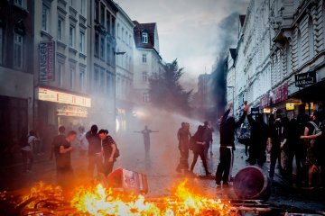 Die Ästhetik des Widerstandes oder : Wenn Krawallschwalben fliegen