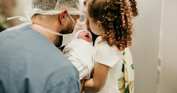 La Francia estende la procreazione assistita (PMA) a donne single e coppie lesbiche