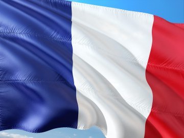 “Le drapeau tricolore a fait le tour du monde” : histoire du drapeau de la France