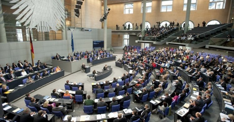 Deutscher Bundestag - Zwischen national und international
