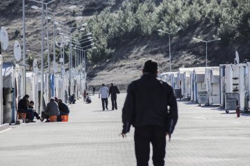 Umstrittener Flüchtlingsaustausch von Syrern hat begonnen
