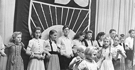 East German Germany Scholastic Pioneers Young pin badge