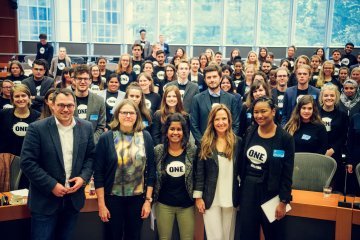 ONE-Jugendbotschafterinnen und -botschafter tragen den Kampf gegen Armut ins EU-Parlament