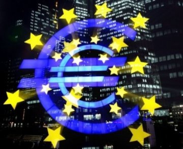 Can a Monetary Union Survive without an Economic Union ?