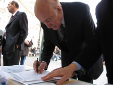 La firma di Giscard d'Estaing