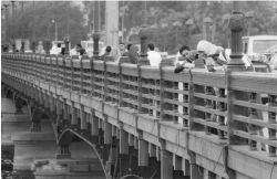Jeunes sur un pont du Caire
